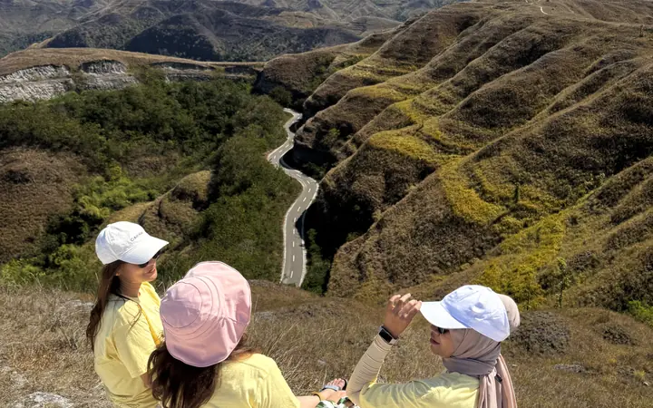 Perbukitan Sumba Timur dengan jalan berkelok di antaranya