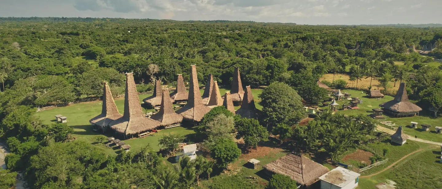 Desa adat Sumba dengan rumah beratap menara dilihat dari udara