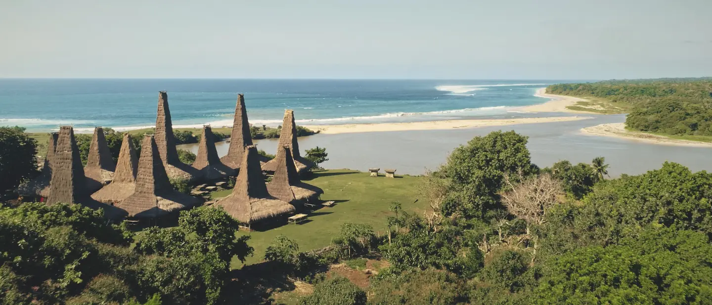 Desa Adat Ratenggaro di tepi pantai Sumba Barat Daya, dilihat dari udara